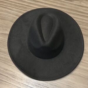WIDE BRIMMED WESTERN STYLE BLACK HAT